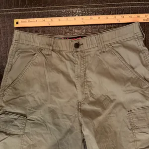 Wrangler All Terrain Gear Cargo Shorts Mens Size 32 Green Utility Pockets thumbnail 2