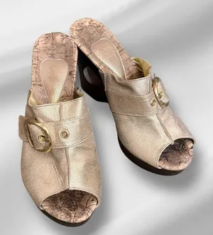 Gold Leather Wooden Heels‎ Size 8 thumbnail 1