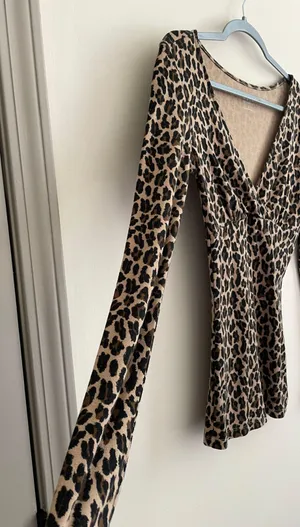 Sexy Basic Vneck Leopard Print thumbnail 3