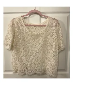 NWOT Boutique Ivory Floral Lace Crop Top Women's Short Sleeve Romantic(Approx M) thumbnail 2