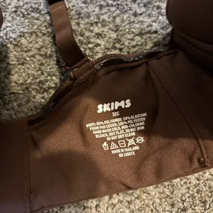 Skims Fits Everybody Strapless Bra thumbnail 3