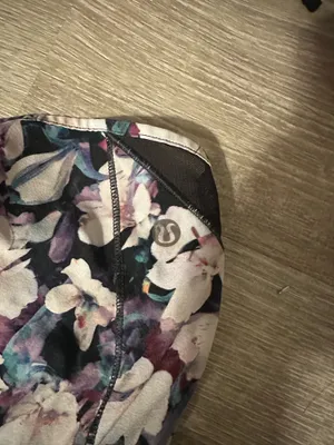 Lululemon Shorts Hotty Hot 2.5" Low-Rise thumbnail 3