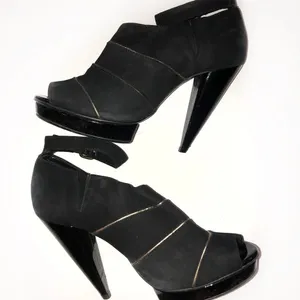 TopShop 7.5 gold & Black ankle strap heels thumbnail 2