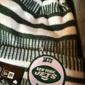 New Era NWT New York Jets Pom Knit Beanie Green White Striped‎ Hat Unisex thumbnail 2
