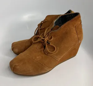 TOMS Desert Wedge Booties Womens 8.5 Tan Suede Good Lace Up Chukka 300513 thumbnail 1