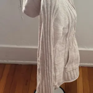 Roxy Cream cable Knit Hooded V-neck kangaroo pocket Sweater, size M outdoor thumbnail 3