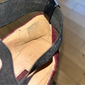 New directions burgundy flats with Black Straps burgundy size 8 thumbnail 7
