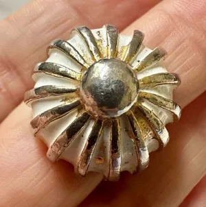 Cream/gold tone vintage cocktail ring thumbnail 1