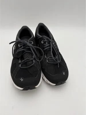 On Cloud Woman’s 7.5 Running Shoes - Excellent Condition-Running Or Casual thumbnail 4