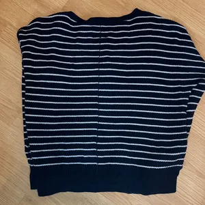 Abercrombie & Fitch Navy and White V-Neck Sweater thumbnail 3