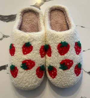 Cozy Strawberry Pattern Slippers NWT White Size 8.5 thumbnail 1