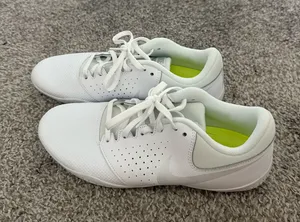 White Nike shoes  thumbnail 1