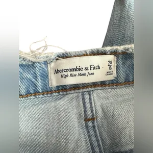 Abercrombie High‎ Rise Mom Jeans Size 28 Distressed Light Wash Raw Hem Denim thumbnail 8