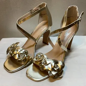 CHARLES BY CHARLES DAVID Strappy Gold Heels Flower Embellished - Size 8.5 thumbnail 4