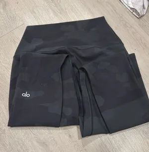 Alo Yoga Leggings thumbnail 1