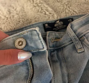 Lightwash Distressed Skinny Jeans thumbnail 4