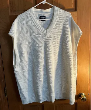 abercrombie & fitch cable knit V-Neck oversized sweater vest in xl thumbnail 1