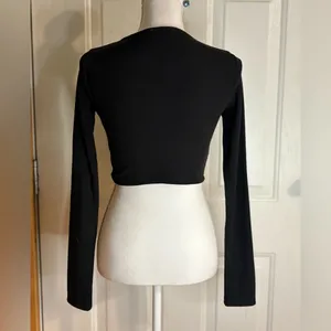 White Fox Boutique Black Ribbed Crop Top size Medium thumbnail 5