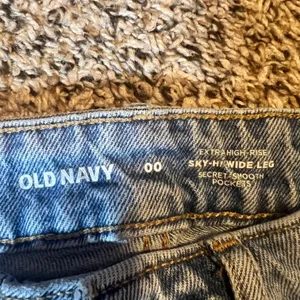 Old‎ Navy Womens Jeans Sky High Wide Leg Light Wash Distressed Size 00 thumbnail 2