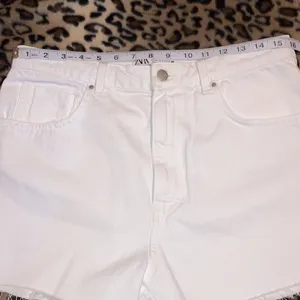 ZARA Shorts White Jean Shorts Women’s Size 12 Distressed Edging Side Slit Shorts thumbnail 11