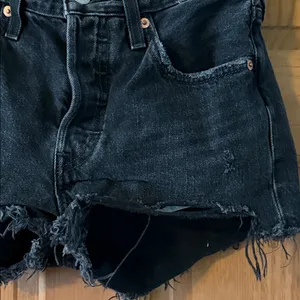 Levi's 501 24 Waist Women's Teen Girl Black Distressed Button Fly Denim Shorts thumbnail 2