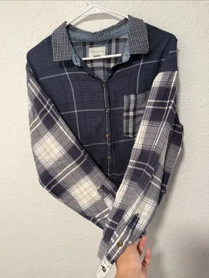 AMERICAN EAGLE Navy Blue Plaid Cropped Button Down Flannel Size Large thumbnail 5