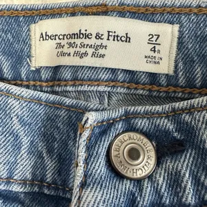 Abercrombie & Fitch 90's Straight Ultra High Rise Jeans Womens 27/4R Medium Wash thumbnail 5