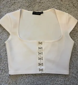 Pretty Little Thing white short sleeve cropped top thumbnail 1