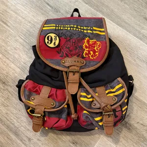 Harry Potter Hogwarts Gryffindor Backpack Alumni Satchel Tote 9 3/4 Wizard World thumbnail 1