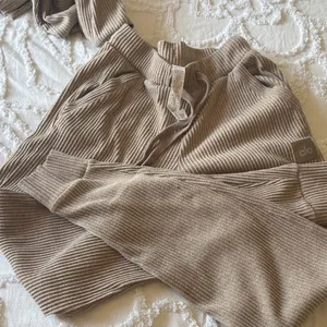 ALO Yoga Tan Ribbed Women's Hoodie Sweater and joggers thumbnail 3