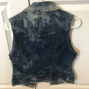 Sleeveless (slightly distressed) jean jacket Size M thumbnail 2