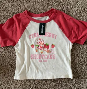Hot Topic T-Shirt  thumbnail 1