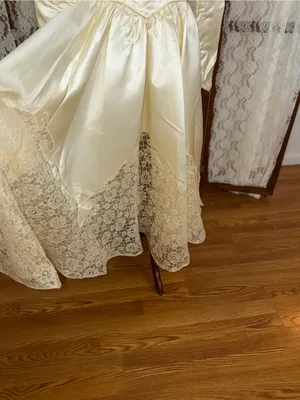 Beautiful Vintage 1940s/50s Liquid Satin Tea Length Wedding Gown thumbnail 2