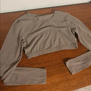 Aritzia BUTTER Mobility Longsleeve Crop Top - workout top in nomad Taupe size M thumbnail 6