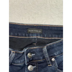 Silver Jeans Co Women's Suki Mid Rise Slim Boot Jeans Blue Dark Wash Size 31 thumbnail 3