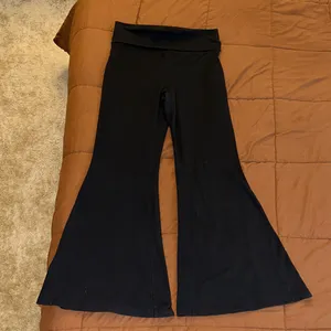 Aerie Offline Super Flare Foldover High Rise Black Flared Yoga Pants thumbnail 2