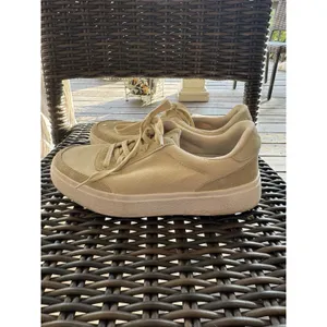 Kizik Prague model Size Women 7.5 Men 6 Beige Sneaker Tennis Shoe thumbnail 3