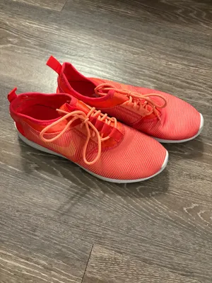 NWOT Nike Women's Juvenate "Atomic Pink/Bright Crimson" sneakers. Size 8.5 thumbnail 2