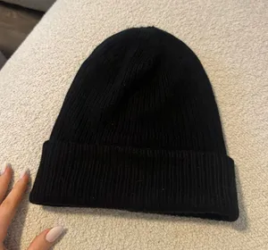 Aritzia Sunday Best Black Beanie thumbnail 1