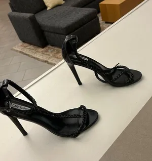 Cape Robbin”size 9 black heels- great shape! Holiday fit! thumbnail 1