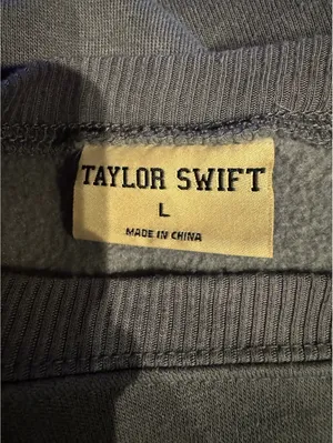 Taylor Swift Gray Swiftie Crewneck Sweatshirt Size L thumbnail 5
