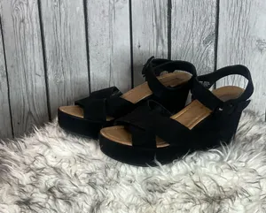 American Eagle black platform sandals – stylish and super comfy! Size 7.5, brand new, never worn. thumbnail 3
