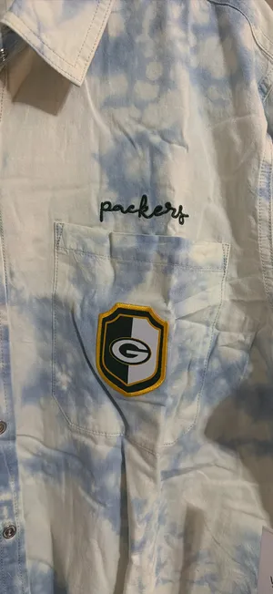 WEAR By Erin Andrews Green Bay Packers Light Denim Button-Up thumbnail 3