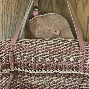 Vintage straw purse‎ with leather straps and wood detail thumbnail 5