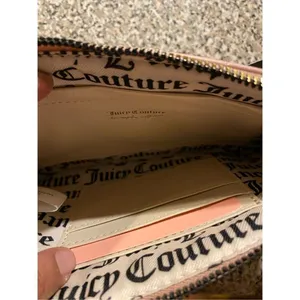 Juicy Couture Dusty Blush Quilted Diamond Faux Leather Wristlet NWT thumbnail 5