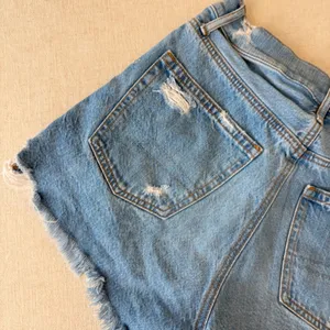 American Eagle Highest Rise 90s Boyfriend Cutoff Shorts Light Wash Distressed 4 thumbnail 8