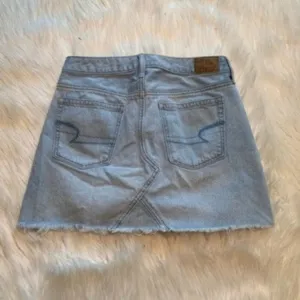 American Eagle Women's Size 2 Denim Mini Skirt Cut Off Light Wash Distressed thumbnail 6