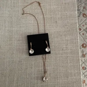 Dangling diamond and rose gold earrings thumbnail 3