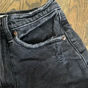 Abercrombie and fitch black Curve Love High Rise waisted Mom Shorts thumbnail 3