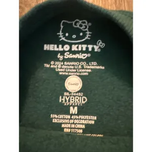 Hello Kitty Be Merry Bright Christmas‎ Tree Snowman Sweatshirt Green Womens M thumbnail 3